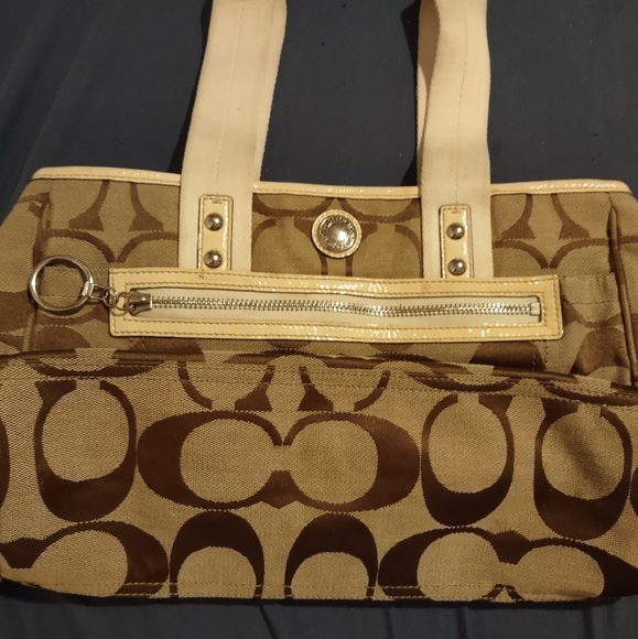 Coach Tote Vintage like new condition no tears or scuff marks lining in excellen - Picture 2 of 4